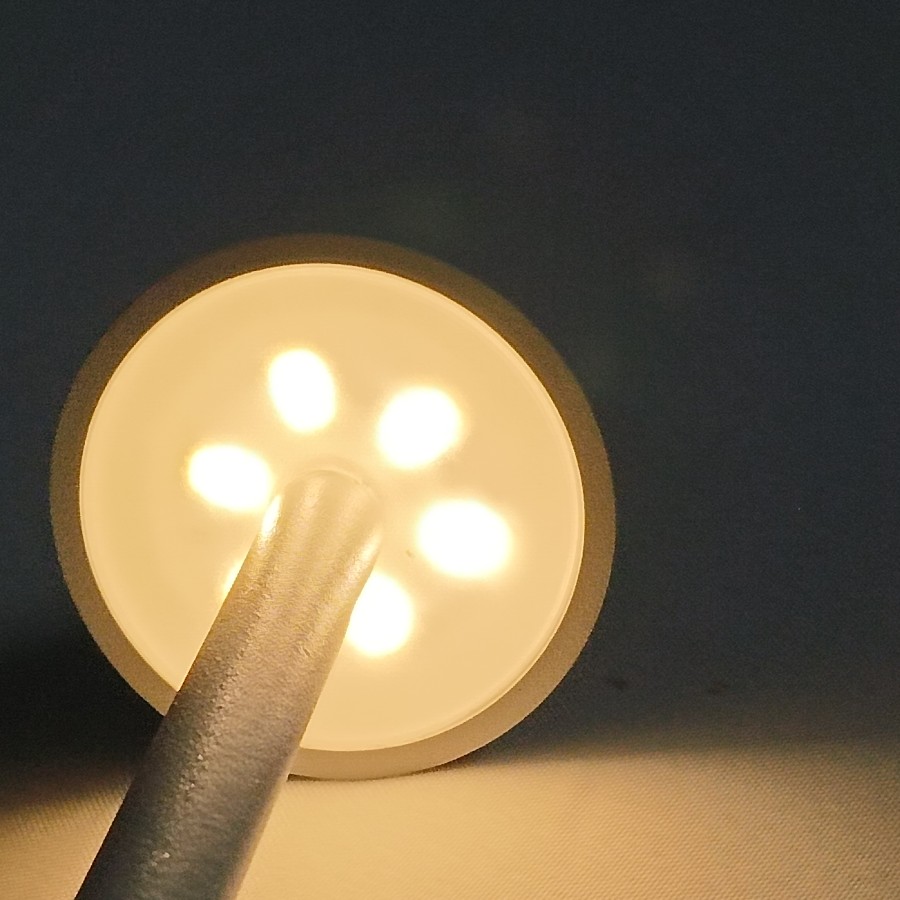 Lampada da tavolo LED ricaricabile con luce bianca calda e dimmerabile continua Modello: OB-LD01B